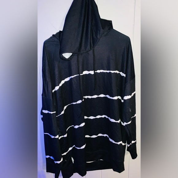 SHEIN Tops - Womens hoodie